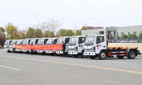 東風(fēng)多利卡勾臂垃圾車批量發(fā)車